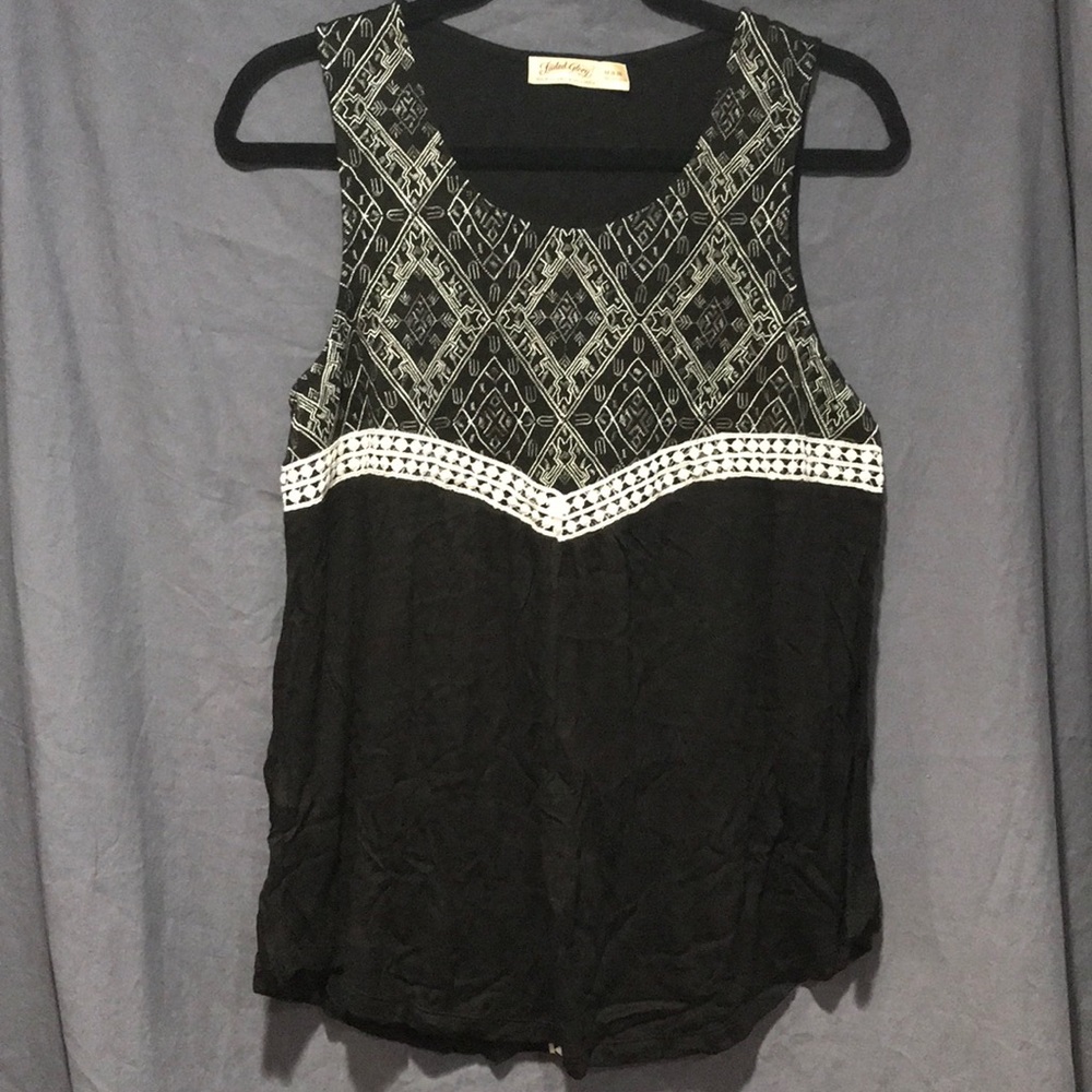 Sleeveless black and white top